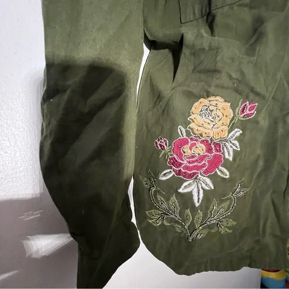 Francesca’s Collections Green Utility Jacket with Floral Embellishment - Picture 4 of 8